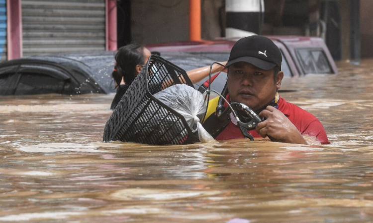 පිලිපීනයේ උග්‍ර ගංවතුර තත්වයක්.....