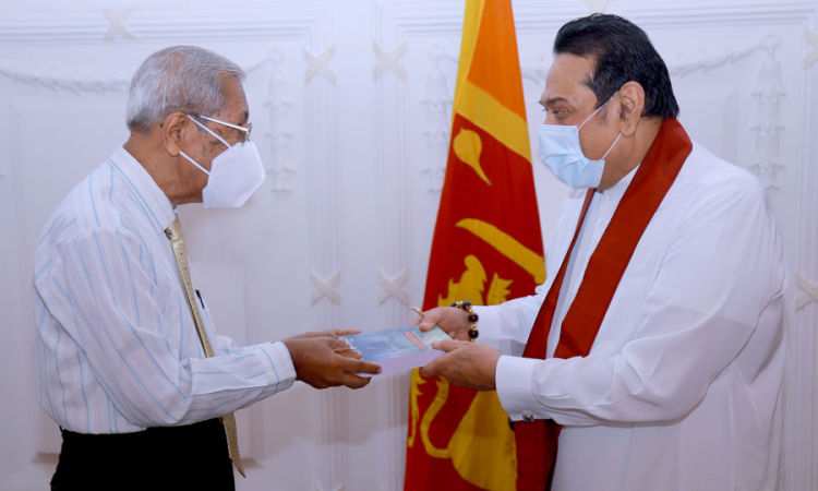 තවමත් හමුනොවූ “සාධාරණය සොයා“ කෘතිය අගමැතිතුමාට පිළිගන්වයි