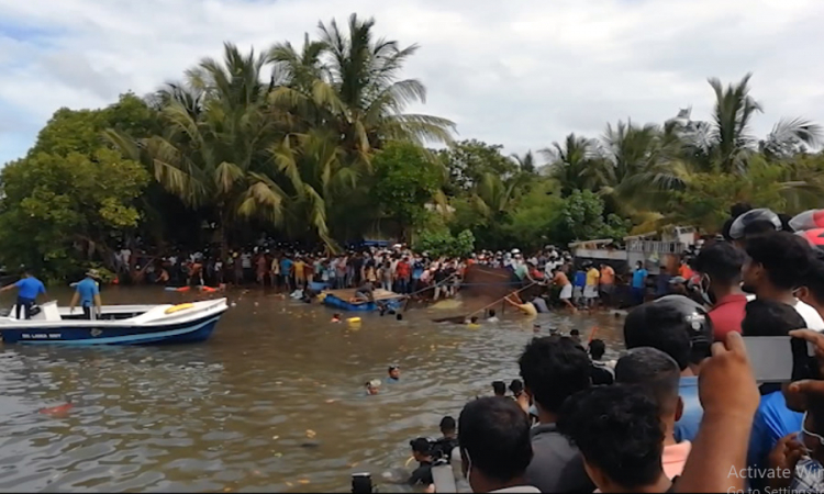 පාලම් පාරුව පෙරළීමෙන් 6ක් මරුට, 20කට තුවාල..... (වීඩියෝ)