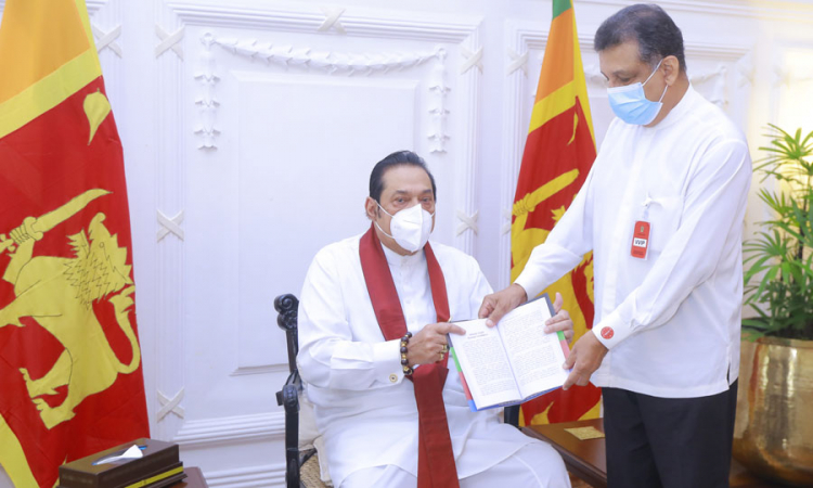 ‘‘දේශපාලනයේ සැඟවුණු කතා කියන කතා’’ ග්‍රන්ථය අගමැතිතුමාට.....(වීඩියෝ)