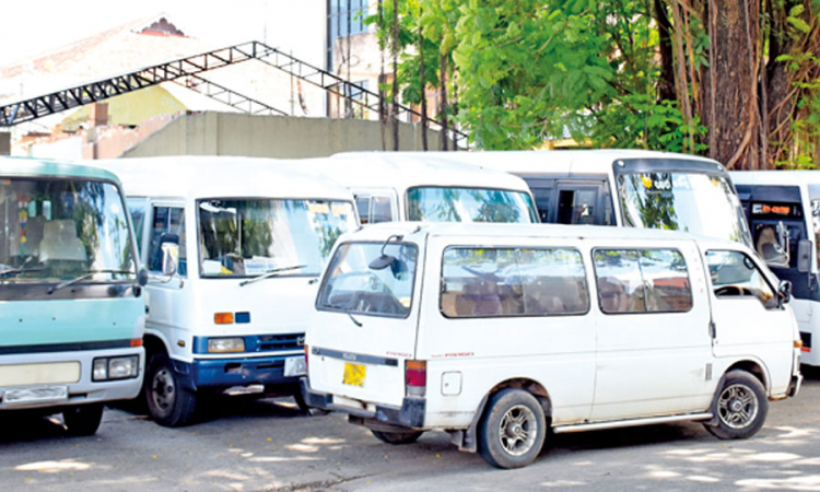 පාසල් දරුවන් ප්‍රවාහන වාහනවලට ඩිපෝවලින් ඉන්ධන