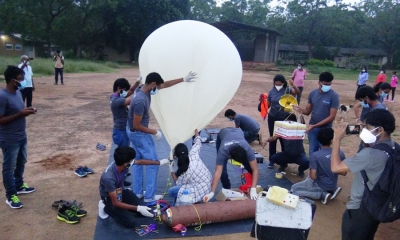 කාලගුණිත දත්ත ලබාගැනීමට බැලූනයක් ගුවනට